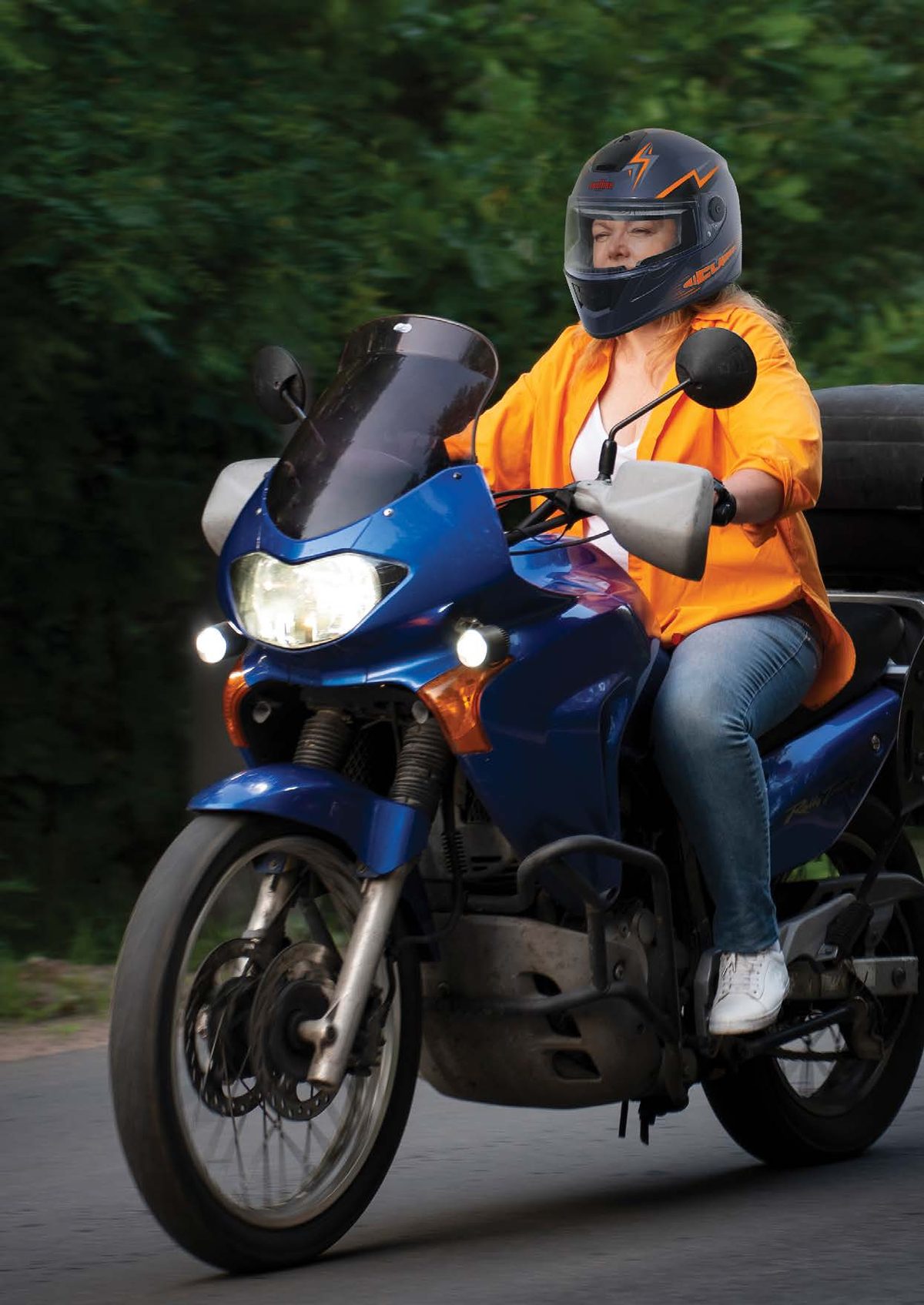 Rider on a motorcycle wearing an Axellise helmet in Mid Night Blue